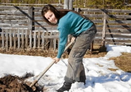 Jeśli śnieg będzie padał nadal, to niecierpliwi zaczną chyba przekopywać glebę wraz z nim. To żart, ale zbyt długa zima opóźniła na znacznie prace ogrodowe.