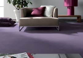 Wykładzina dywanowa - miękka i przyjemna dla stóp; do tego dobrze izoluje cieplnie, a ryzyko poślizgnięcia się na niej jest małe