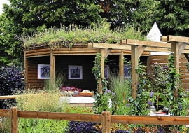 OGROD , DREWNIANA ALTANA Z DACHEM POROSNIETYM ROSLINAMI FOT. MALGORZATA DYRSKA PUBLIKACJA MAGNOLIA NR 8 (4) - 8 2012 SLOWA KLUCZOWE: OGROD ARCHITEKTURA ROSLINA ZDJĘCIE DO WKŁADKI: PUBLIKACJA MAGNOLIA NR 8 (4) - CZASOPISMA