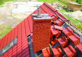 Miejsce przejścia komina przez dach powinno być dokładnie uszczelnione