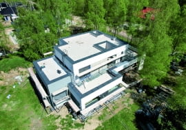 Teoretycznie podczas budowy można wprowadzić zmiany na każdym  jej etapie. Pomysłów na to, co ulepszyć, jest tyle, ilu inwestorów.  Ich inwencja bywa naprawdę nieograniczona. Przestrzegamy jednak  przed odejmowaniem samowolnych decyzji i przedstawiamy  najważniejsze zmiany oraz ich konsekwencje.