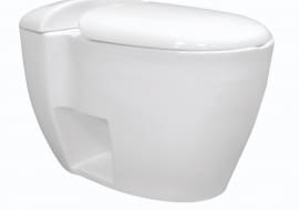 Mimo mody na sedesy podwieszane tradycyjne kompakty, czyli miska sedesowa i zamontowany na niej zbiornik, wciąż cieszą się popularnością przy wyposażaniu wnętrz. W porównaniu z nimi mają bowiem dwie zalety: są tańsze i mniej kłopotliwe w montażu.<BR /> Montaż sedesu kompaktowego jest bardzo prosty i zwykle nie wymaga żadnych prac remontowych, natomiast decydując się na sedes podwieszany, do miski musimy dokupić stelaż, zamontować go i zabudować, co podwyższa koszty. W marketach budowlanych sedes kompaktowy z reguły jest oferowany w komplecie: miska sedesowa ze zbiornikiem na wodę i zestaw montażowy, a często również deska (tylko w firmach oferujących droższe wyroby poszczególne elementy kupuje się osobno). <BR /> Sedes TS-030, ze zbiornikiem w korpusie, ceramiczny, odpływ pionowy, spłukiwanie 3/6 l; wymiary: 40 x 75 cm, wys. 51 cm, 470 zł/z deską, Artvillano