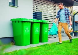 Lokalizacja śmietnika nie może być kwestią przypadku. Trzeba pamiętać o odpowiednich przepisach regulujących warunki lokowania pojemników na śmieci, aby uniknąć ewentualnych nieporozumień