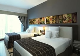 Po kolorowych tynkach, wzorzystych tapetach i fantazyjnych naklejkach przyszedł czas na... blachy. Są one oryginalną alternatywą w dekorowaniu ścian w mieszkaniach i domach. Dzięki możliwości tworzenia intrygujących kolaży usatysfakcjonują nawet miłośników sztuki. <BR > Do produkcji dekoracyjnych blach manufaktura PosterPlate wykorzystuje technologię sitodruku (serigrafia). To tradycyjna metoda, której stosowanie zostało zapoczątkowane w X wieku w Chinach. Każdy z wybranych kolorów jest nakładany ręcznie przy pomocy rakla - jest to rodzaj twardego gumowego narzędzia - przeciskając farbę na blachę poprzez sito. By uzyskać obraz używa się wielu sit z odwzorowanym szablonem danej warstwy (koloru). Ostateczny efekt powstaje po ręcznym nałożeniu wszystkich kolorów. Przed drukiem poszczególnych warstw, półprodukty są suszone przez kilka godzin w sterylnych warunkach. Druk każdego następnego koloru jest poprzedzony starannym dopasowaniem sita, do wcześniej nałożonych barw. Na zdjęciu - sypialnia udekorowana ozdobną blachą.