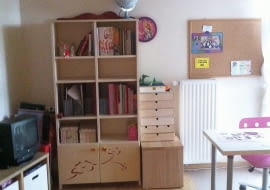 <B>To było wielkie malowanie - nie tylko ścian, ale i mebli. Dzięki nowej barwie sprzęty nie pierwszej młodości zyskały świeży i modny wygląd. Zaoszczędzone na wyposażeniu pieniądze można było przeznaczyć na zakup dodatków.</B> <BR />PRZED ZMIANĄ: Siedmioletnia Ola narzekała, że jej pokój jest bez wyrazu i nie wygląda modnie.