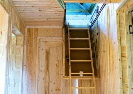 Schowek na strychu to dobre miejsce na rzeczy używane sporadycznie: walizki, narty itp.