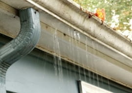 rozszczelniona rynna, zniszczona rynna