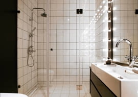 <B> Można się bez niego obyć, montując w kabinie odpływ podłogowy lub ścienny. Zwolenników takiego rozwiązania jest coraz więcej, bo jest ono wygodniejsze dla osób biorących natrysk, bezpieczne, zwłaszcza dla dzieci i seniorów, oraz estetyczne. Zobacz, jak ładne i funkcjonalne są łazienki, które prezentujemy. </B><BR /> WNĘTRZA: właścicielka marzyła o kabinie wyłożonej w całości białymi kafelkami, wybrała nawet do niej płytki z serii Pastel firmy Tubądzin. Chętnie więc zgodziła się na odpływ liniowy w podłodze zamiast tradycyjnego brodzika. W kabinie o szerokości łazienki zainstalowano go przy ścianie pod baterią. W pozostałej części wnętrza ściany pomalowano na czarno (farbą Flügger przeznaczoną do wilgotnych pomieszczeń), a podłogę pokryto białą żywicą epoksydową, która naturalnie przebarwia się na żółtawy odcień. W efekcie powstały dwie wyraźnie wyodrębnione strefy o różnej funkcji - kąpielowa i toaletowa.