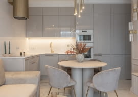 Aksamitny beż: aranżacja mieszkania projektu pracowni KODO