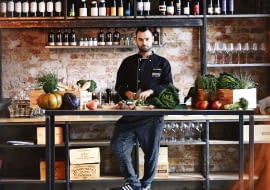 Szef kuchni Kuba Korczak, gotuje wedle zasad slow food. Z fantazją miksuje kuchnię polską, azjatycką i włoską.