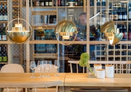 W strefie koktajlowej efektowne lampy Gubi.