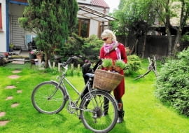 UWAGA ! DO JEDNORAZOWEJ PUBLIKACJI MALGORZATA BRAUNEK ( AKTORKA ) W SWOIM OGRODZIE Z PSEM FOT. MAREK SZYMANSKI PUBLIKACJA OGRODY NR 7 (135) - 7 2010 SLOWA KLUCZOWE: AKTORKA SYTUACYJNE OGROD PIES ZDJĘCIE DO WKŁADKI: PUBLIKACJA OGRODY NR 7 (135) - CZASOPISMA