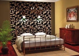 Projekt wnętrza 1. Ścianka za łóżkiem wyłożona tapetą w wyrazisty stylowy wzór stała się główną ozdobą tego wnętrza. Na ścianie zainstalowano dwa kinkiety - przy ich świetle można poczytać przed snem.