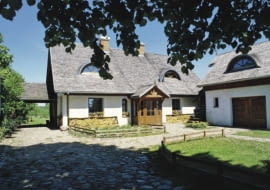 Dom, ze swoją pełną delikatności, lekkości i prostoty formą, wprost nawiązuje do kanonów budownictwa wiejskiego