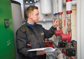 Po zamontowaniu kotła na paliwa stałe wraz z zasobnikiem ciepłej wody oraz potrzebnym osprzętem napełniamy instalację grzewczą wodą