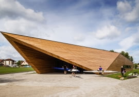 Baza kajakarska w Augustowie. Proj. arch. Przemysław Sokołowski (PSBA), arch. Jakub Zygmunt (INOONI), arch. Martyna Lenart-Zygmunt