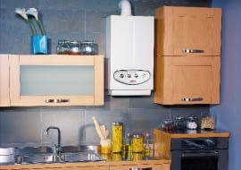 Gazowy kocioł grzewczy zamontowany w zabudowie kuchennej