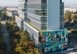 Mural oczyszczający powietrze na ścianie biurowca w kompleksie Centrum Południe we Wrocławiu