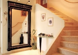 08.2000 WARSZAWA , HOL - STYLOWE LUSTRO, SCHODY, NOWOCZESNA KONSOLA FOT. WLODZIMIERZ OKONSKI PUBLIKACJA CZTERY KATY NR 1(136) - 1.2003