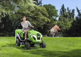 WYGODNA KOSIARKA VIKING MT 5097 Z z koszem o pojemności 250 l, 2-cylindrowym silnikiem Briggs & Stratton o mocy maks. 15,7 KM i hydrostatyczną przekładnią.