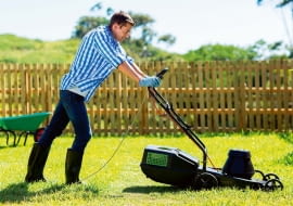 Kosząc trawnik o powierzchni 1000 m2 kosiarką o szerokości cięcia 41 cm, pokonujemy trasę o długości minimum 2,5 km, a przy użyciu kosiarki o szerokości 53 cm, trasa skróci się nawet do 1,9 km.
