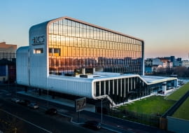 Fasady budynku w atrakcyjny sposób współgrają z otoczeniem.