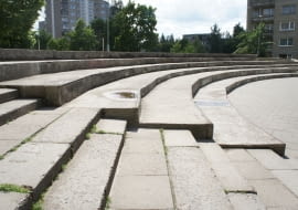 Meble miejskie wkomponowane w skarpę betonowego amfiteatru