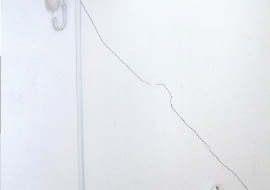 Ukośne pęknięcie na ścianie działowej