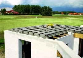 Strop Teriva - pomiędzy prefabrykowanymi belkami z betonowymi stopkami układa się najczęściej pustaki keramzytobetonowe