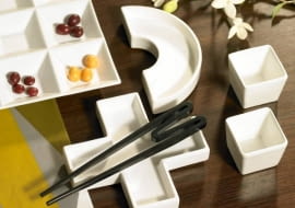 25.05.22007 ARANZACJA WNETRZA KOLOR I WZOR - NACZYNIA CZTERY KATY STYLIZACJA JOANNA PLACHECKA FOT. AGATA JAKUBOWSKA / AGENCJA GAZETA PUBLIKACJA CZTERY KATY NR 9 (191) - 9 2007 dekoracje, kolor i wzór, aranżacje, naczynia