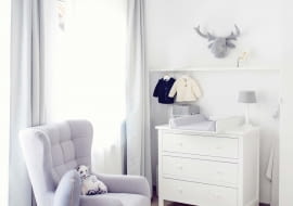 Komoda pełni funkcję przewijaka. Gdy synek podrośnie, zdejmiemy nakładkę i mebel nadal będzie nam służył.