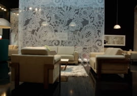 <B>Dobiegają końca sześciodniowe międzynarodowe targi meblowe Salone del Mobile w Mediolanie, prawdziwe święto projektantów, producentów i wszystkich miłośników dobrego wzornictwa. To tutaj tworzą się nowe trendy, które będą obowiązywać w kolejnych sezonach, a także utrwalają się te lansowane w poprzednich. Cieszy, że w światowej stolicy designu nie zabrakło Polaków. Na terenach wystawowych swoje stoiska miały m.in. firmy Kler i Paged Meble. Na nie mniej prestiżowych imprezach towarzyszących w Zone Tortona i Ventura Lambrate zaprezentowały się wystawy Polish Design. Design from Wielkopolska (z udziałem Mebli Vox, Noti i Comforty) oraz Must Have From Poland z najciekawszymi propozycjami młodych projektantów.</B> <BR />Stoisko firmy Kler, w pawilonie 14, w którym wystawiają się największe światowe marki. Na powierzchni 300 m kw. firma zaprezentowała sześć premierowych kolekcji mebli wypoczynkowych autorstwa międzynarodowego zespołu projektowego pracującego pod patronatem Piotra Klera.