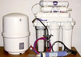Domowy zestaw odwróconej osmozy. Stosuje się go do mało zanieczyszczonej wody studziennej i do wody wodociągowej