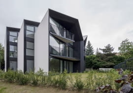 Domy ze skrzelami w Zielonkach. Proj. Superhelix Pracownia Projektowa – Bartłomiej Drabik