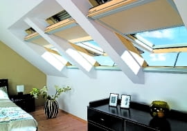 Okno ze sterowaniem ma siłownik i klamkę. Gdy obrócimy ją o 90º, okno można będzie obsługiwać ręcznie