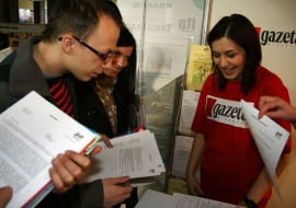 14.03.2007 KRAKOW , N/Z STUDENCI ZARZADZANIA AGH KAROLINA I LUKASZ KONSULTUJA SWOJE CV , STANOWISKO DZIALU PROMOCJI GAZETY WYBORCZEJ , HALA WISLY PRZY UL REYMONTA , INZYNIERSKIE TARGI PRACY 2007 , STUDENCI , PREZENTACJE FIRM , ULOTKI , FOT. MATEUSZ SKWARCZEK / AGENCJA GAZETA