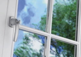 BEZPIECZNE OKNA. Metalowa klamka z kluczem jest największym utrudnieniem dla włamywacza, Winkhaus