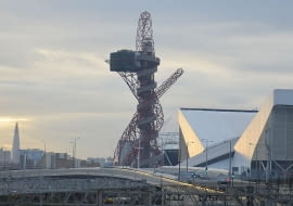 Tereny Olimpijskie w Londynie, wieża wieży Orbit, wys. 115 metrów. Projekt jest wynikiem współpracy rzeźbiarza Anisha Kapoora i konstruktora Cecila Balmonda z firmy Arup.