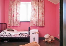 <B>Laleczki-talizmany przynoszące ponoć szczęście i radość wszędzie tam, gdzie się pojawią, dostarczyły stylistce pomysłu na nową aranżację wnętrza. I zaczarowały pokój, który po zmianach nie tylko zyskał atrakcyjny wystrój, ale stał się również bardzo wesoły.</B> <BR />PRZED ZMIANĄ: Pokój 4-letniej Matyldy był świeżo odnowiony, ale tylko częściowo umeblowany. Brakowało przede wszystkim szafy i dodatków tworzących klimat.