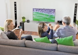 Zestaw kina domowego to idealne rozwiązanie zarówno dla wymagających kinomanów, jak i dla zwykłych oglądaczy. Korzyści z zakupu tych urządzeń są nie do przecenienia - pozwalają cieszyć się nie tylko wyrazistym obrazem, ale też pełnią wrażeń dźwiękowych. A wszystko to na wygodnej kanapie w zaciszu własnego domu, bez biletów i przypadkowego towarzystwa w sali kinowej. <BR /> KINO DOMOWE. HT-D6750 liczba kanałów 7.1, formaty: Blu-ray, Blu-ray 3D, DVD, CD, DivX, MP3, JPEG, WMA; stacja dokująca iPod i IPhone; gniazda: 2 HDMI, USB; funkcje: skalowanie obrazu do rozdzielczości HD, konwertowanie obrazu z 2D do 3D. Moc 1330 W, bezprzewodowe, 3299 zł, Samsung