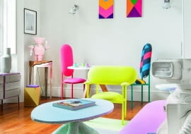 Na stuprocentowo papierowym dywanie Paper Carpet (proj. Scholten & Baijings) błękitny stolik ze spienionego poliuretanu z kolekcji Cotton Candy holenderskiej pracowni Handmade Industrials. W rogu niski złoty taboret autorstwa Karen Chekerdjian.