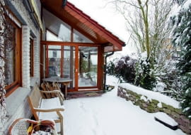 Zimna weranda będzie 'przedsionkiem', który utrzyma mróz i wiatr dalej od ogrzewanych wnętrz