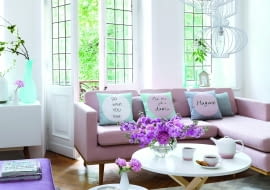 Na oścież. Już pierwszego ciepłego dnia otwórz szeroko okna i trzymaj je otwarte jak najdłużej, aby wypuścić z domu 'zimę złą' - niech zastąpi ją świeży wiosenny powiew. Robimy to dwa, trzy razy dziennie; koniecznie rano i przed snem.