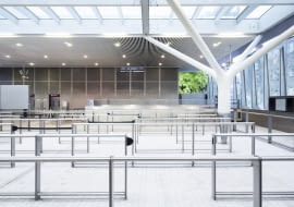 Na stacji kolejowej Paddington w Londynie metalowe panele sufitowe uzupełniono punktowym oświetleniem