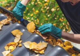 Jesienią w rynnach gromadzą się liście. Trzeba je usuwać, np. łopatką, a jeszcze lepiej specjalną szczotką do rynien.