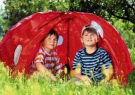 12.08.2010 WARSZAWA SESJA OGROD OGROD ZABAWY W OGRODZIE STYLIZACJA JOANNA WOYDA DLA CZASOPISMA OGRODY FOT. ARKADIUSZ SCICHOCKI / AGENCJA GAZETA SLOWA KLUCZOWE: OGROD DZIECI ZABAWA