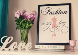 Drewniany napis Love - 79,90 zł oraz jeden z ulubionych plakatów autorki - 59,90 zł