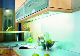 Świetlówki pod szafkami wiszącymi oświetlają powierzchnię blatu roboczego bardziej równomiernie niż lampki halogenowe.