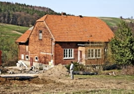 W ścianie szczytowej budynku dawniej było wejście do części gospodarczej.