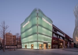 Flagowy sklep Tiffany & Co. w Pekinie z fasadą projektu MVRDV